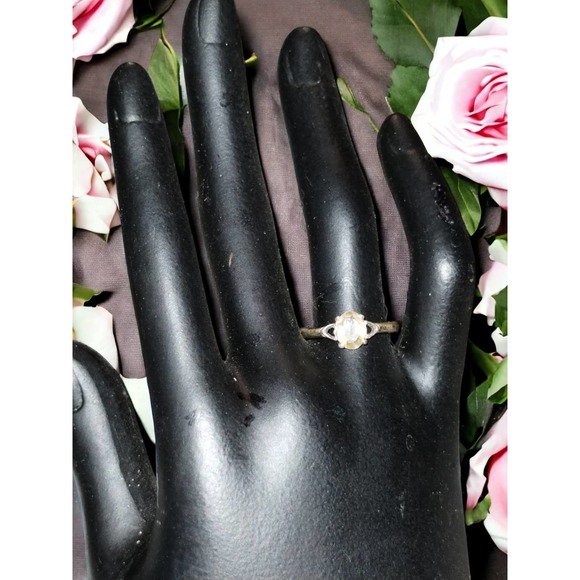Gorgeous sterling silver clear crystal size 7.5 ring - Picture 1 of 1